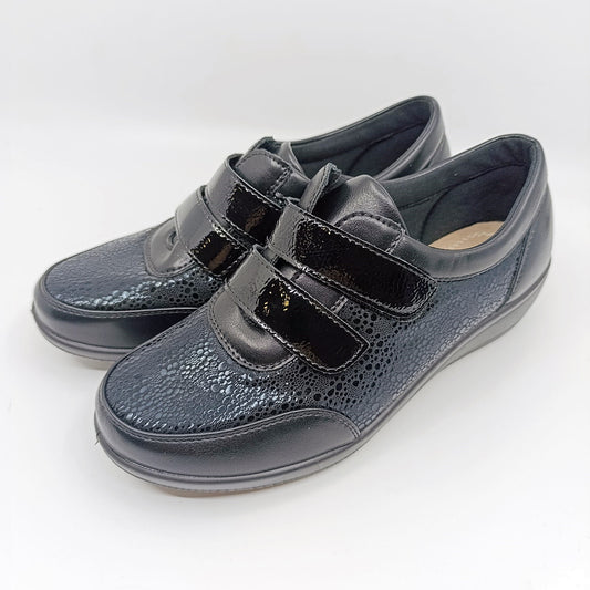 crne elegantne cipele na cicak