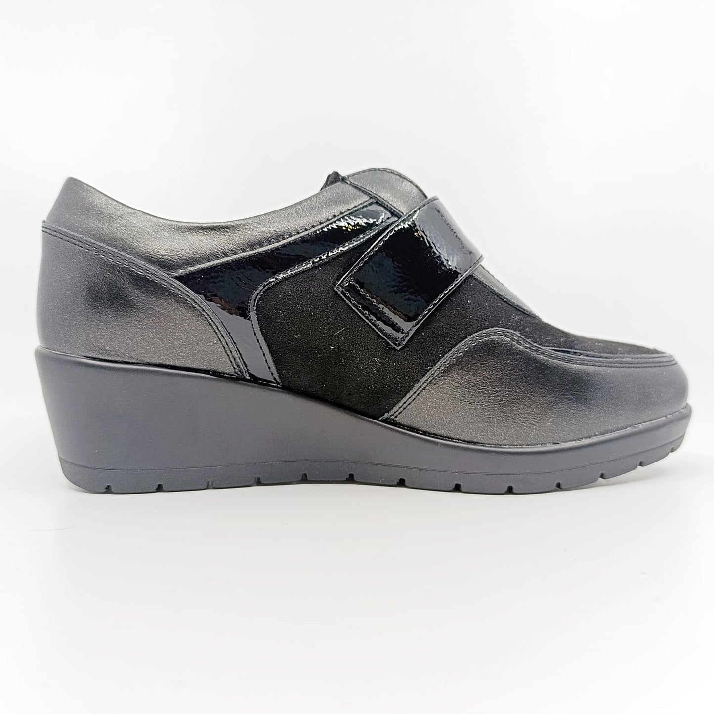 crne ženske cipele sa malo višom petom