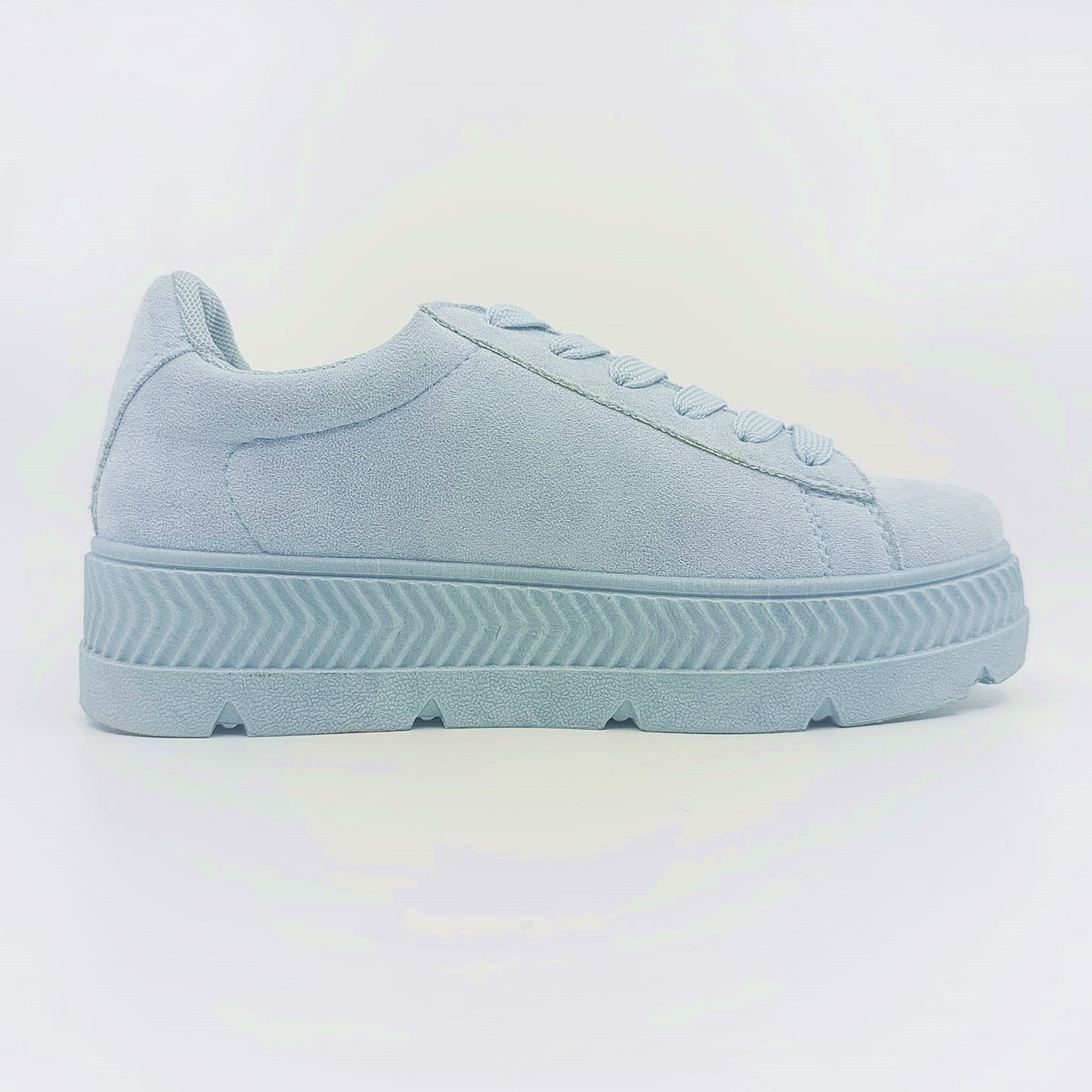 elegantne zenske tenisice plis svjetloplava kombinacija outfita