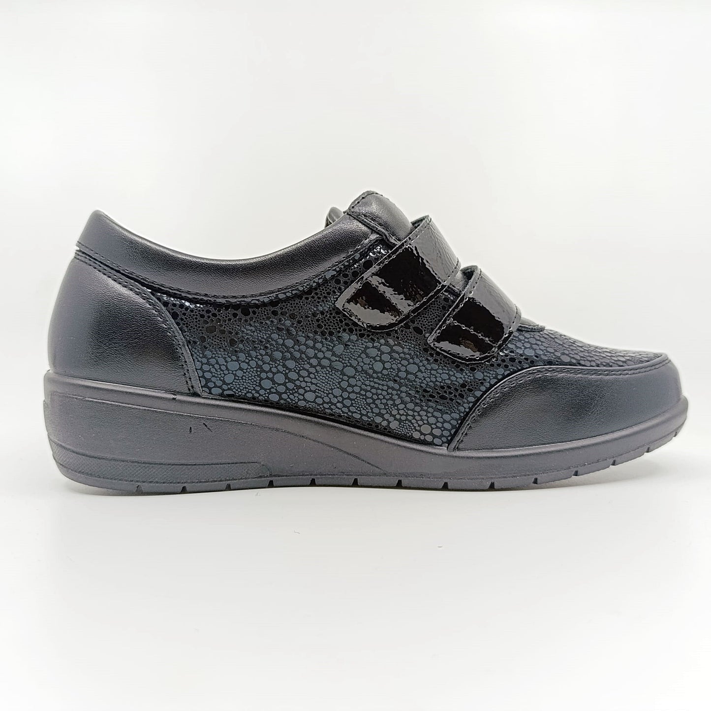 moderne crne cipele sa sjajnim detaljima