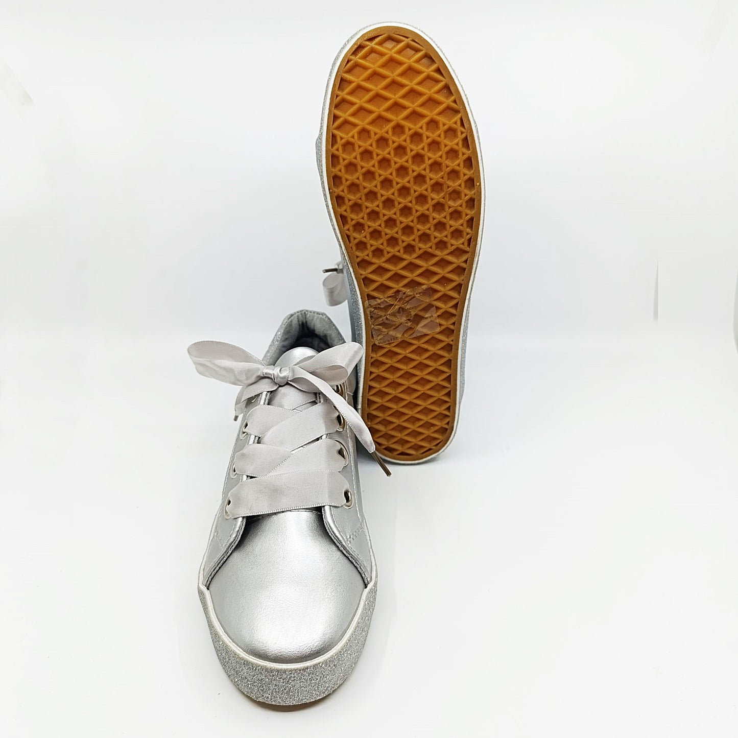 svakodnevne zenske sportske tenisice srebrni sjaj bocni prikaz