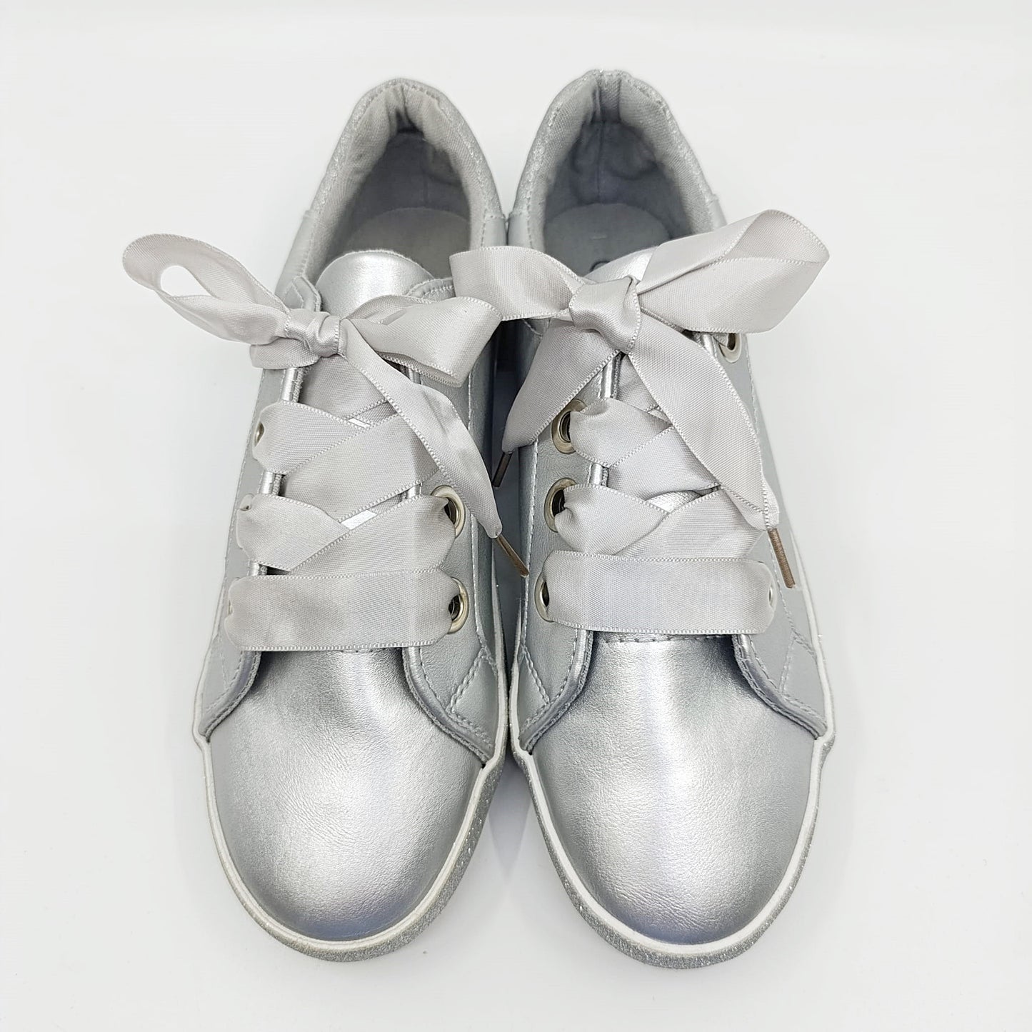 udobne lagane zenske tenisice srebrna boja detalji