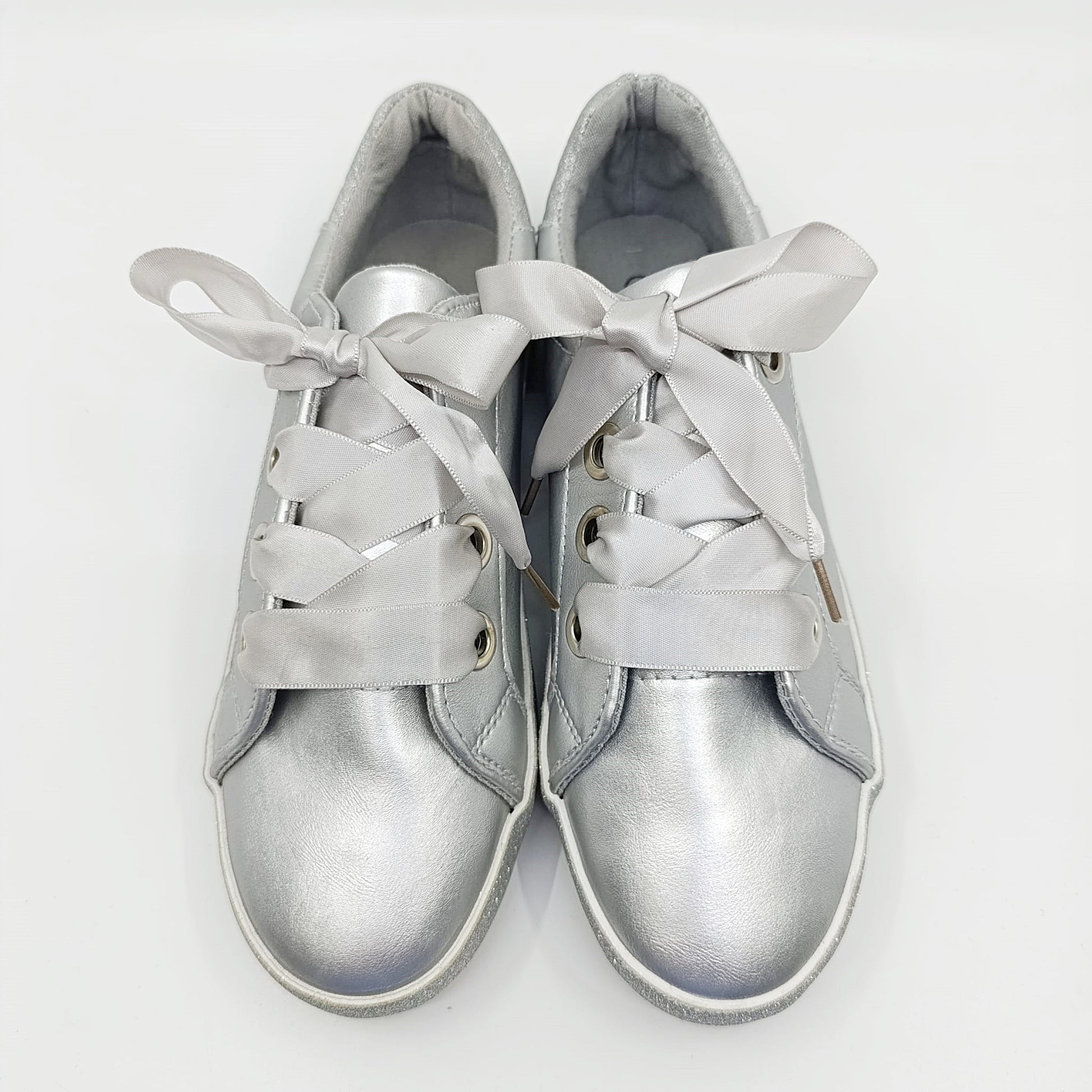 udobne lagane zenske tenisice srebrna boja detalji