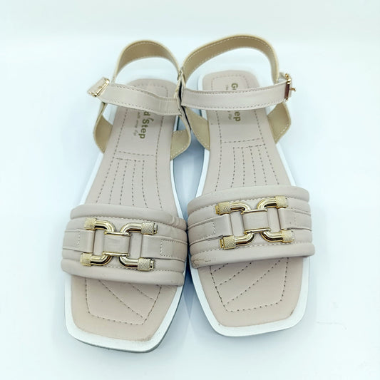 udobne sandale sa zlatnim detaljima