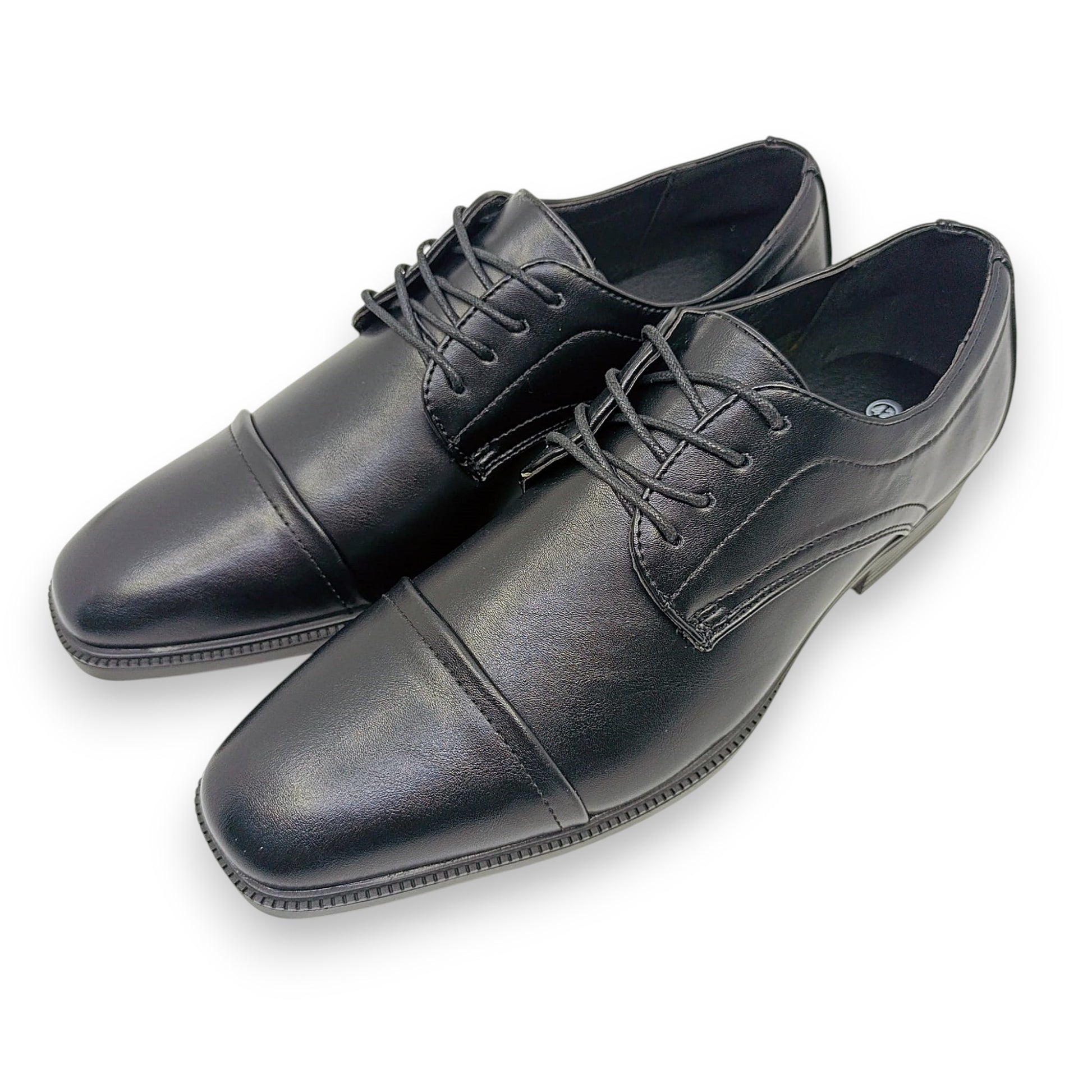 Par crnih muških elegatnih cipela usmjerenih prema naprijed.