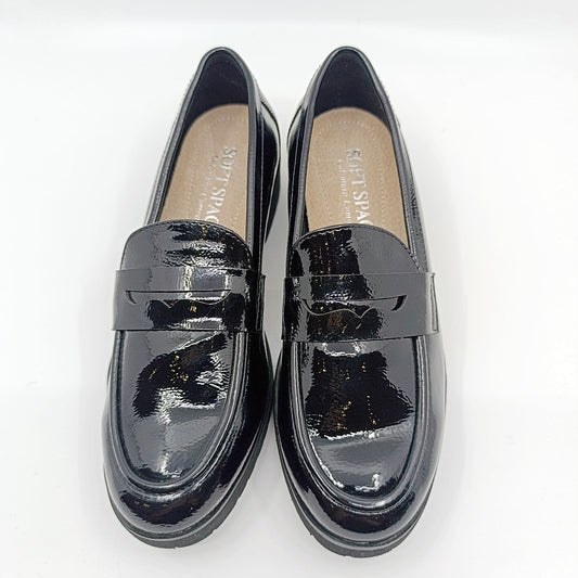 stylish penny loafer crne lakirane cipele outfit primjer